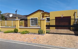 3 Bedroom House in Grassy Park