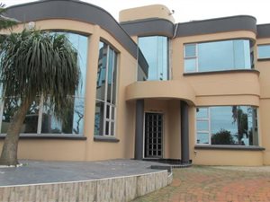 6 Bed House in Burlington Heights