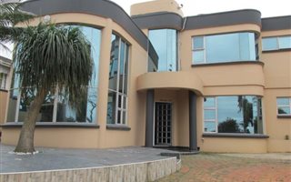 6 Bedroom House in Burlington Heights