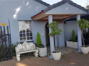 5 Bed House in Van Riebeeck Park