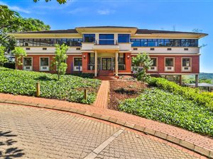 1200 m² Commercial space in Montrose