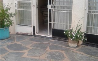 Bachelor apartment in Van Riebeeck Park