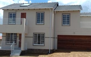 4 Bedroom House in Bloubosrand