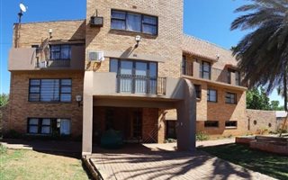 6 Bedroom House in Warrenton