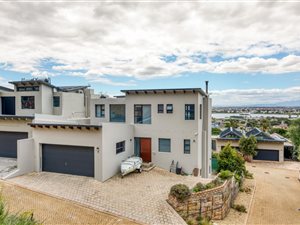 3 Bed House in Lakeside