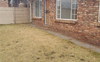 2 Bedroom Townhouse in Rooihuiskraal