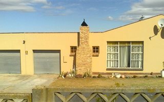 3 Bedroom House in Van Riebeeck Heights