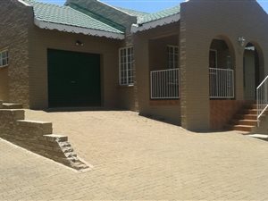 3 Bed Townhouse in Kuruman