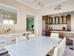 6 Bed House in Westridge