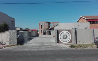 4 Bedroom House in Grassy Park