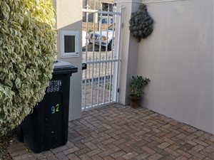 5 Bed House in Malibu Village