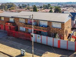 2 Bed Flat in Roodepoort Central