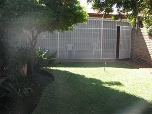 2 Bed Apartment in Naboomspruit