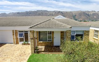 2 Bedroom House in Gordons Bay Central