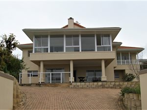 4 Bed House in Whale Rock