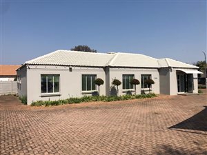250 m² Office Space in Die Hoewes
