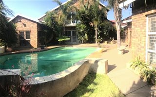 6 Bedroom House in Aston Manor