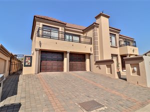 5 Bed House in Amberfield Manor
