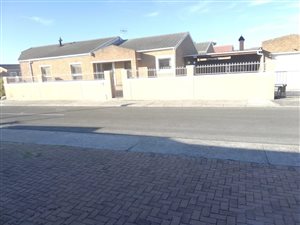 3 Bed House in Strandfontein