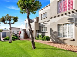 3 Bed Apartment in Roodepoort Central