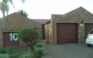 3 Bedroom Simplex in Doornpoort and surrounds