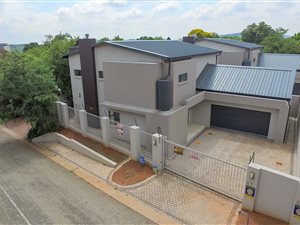 4 Bedroom House in Lynnwood Glen
