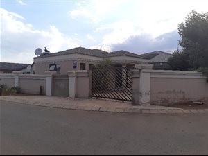 4 Bed House in Roodekop