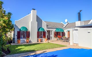 4 Bedroom House in Bergvliet
