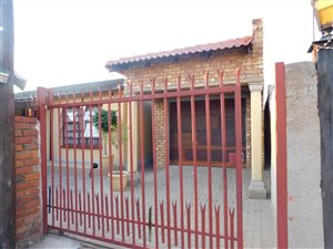 4 Bedroom House in Winterveldt