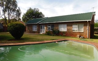 4 Bedroom House in Roodekrans