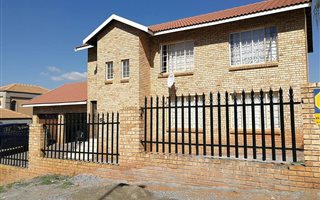 3 Bedroom House in Azaleapark