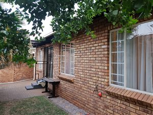 3 Bed Townhouse in Rooihuiskraal North