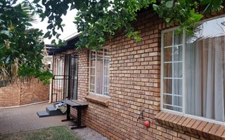 3 Bedroom Townhouse in Rooihuiskraal North