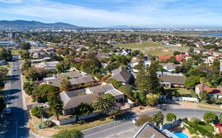 6 Bedroom House in Flamingo Vlei