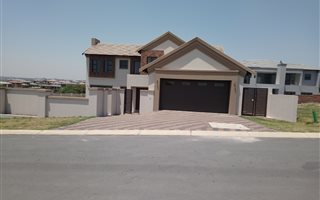 3 Bedroom House in Blue Valley Golf Estate