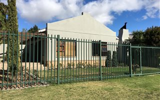 4 Bedroom House in Langerug