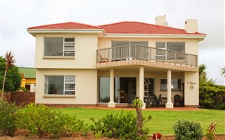 4 Bedroom House in Boggomsbaai
