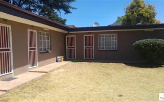 10 Bedroom House in Robertsham