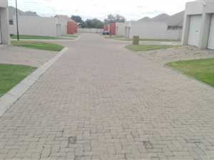 3 Bed Townhouse in Highveld Park