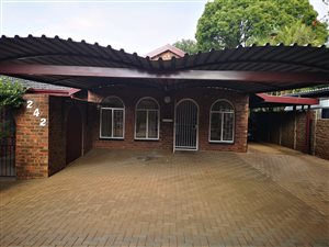 1 Bedroom Garden Cottage in Magalieskruin