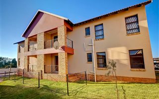 3 Bedroom Apartment in Grobler Park