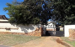 2 Bedroom House in Roodepoort Central