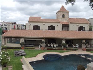 2 Bed Apartment in Pineslopes