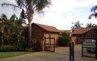 3 Bedroom Simplex in Rooihuiskraal