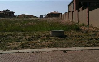 600 m² Land available in Clubville