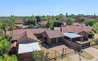 4 Bedroom House in Rooihuiskraal