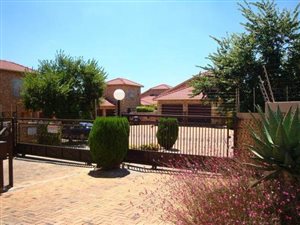 3 Bed Townhouse in Honeydew Manor