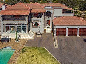 5 Bed House in Ruimsig Country Estate