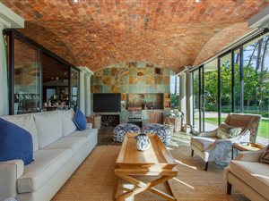 4 Bed House in Boschenmeer Golf Estate