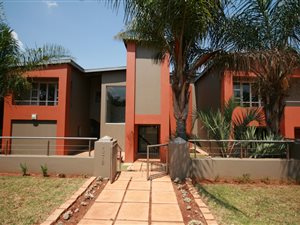 5 Bed House in Woodhill